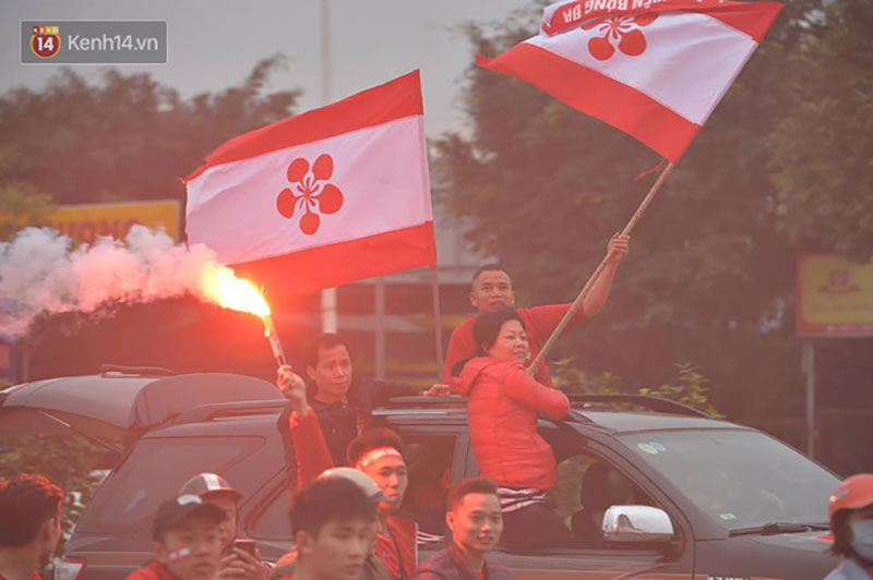 Fan Hải Phòng đốt pháo sáng, nhuộm đỏ đường phố Hà Nội trên đường tiến về sân Hàng Đẫy